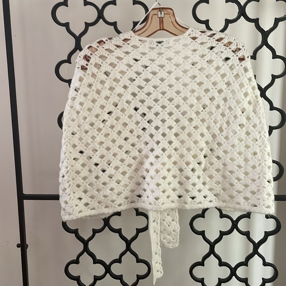 Crocheted Capelet Shawl with Tie Ivory - Picture 3 of 7